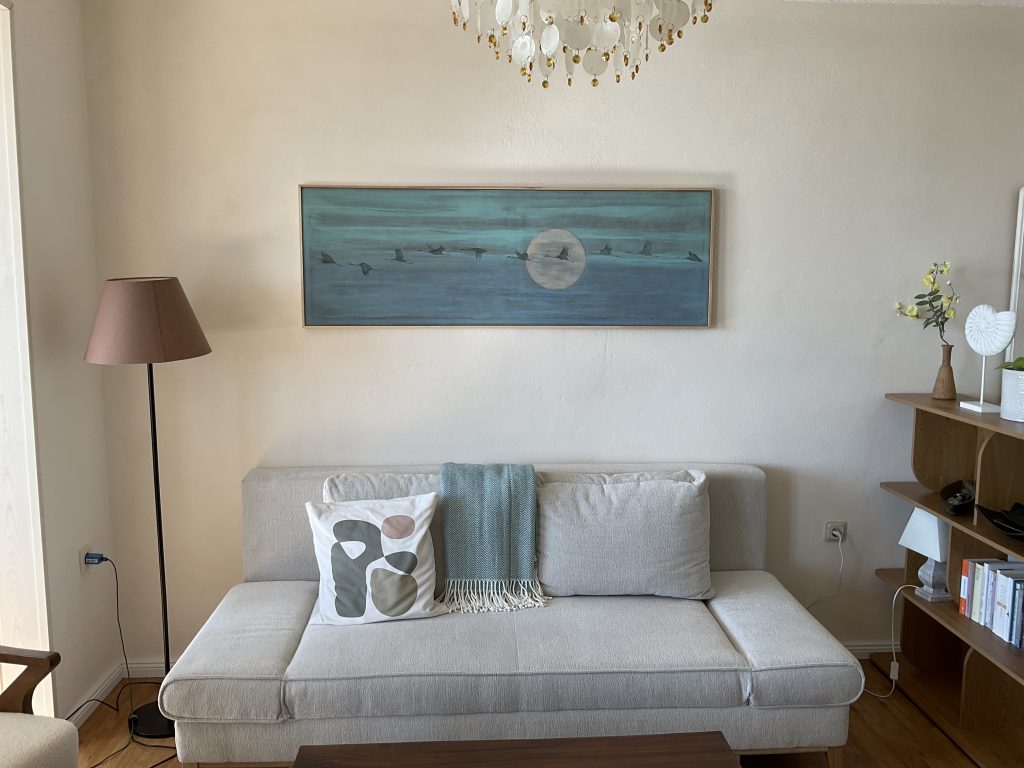 Sofa mit Kranichbild darüber
